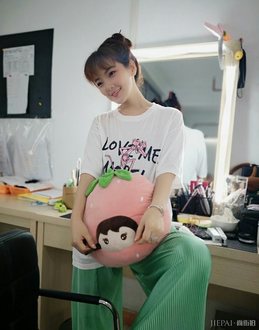 斯琴高丽晒旗袍照,身材凹凸妙曼,古典美气息浓厚?