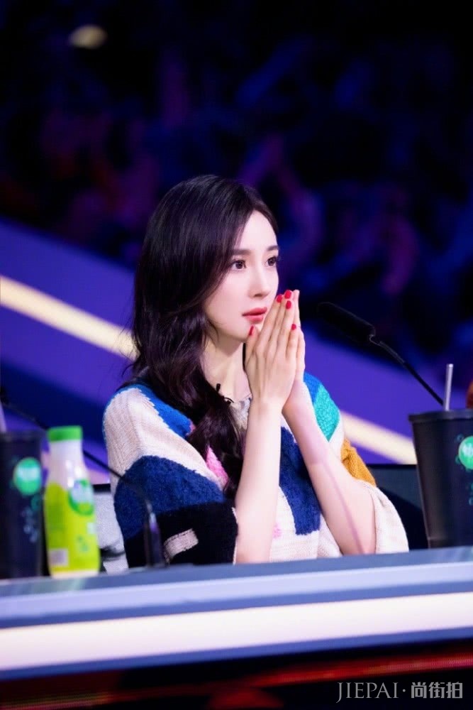 杨幂彩虹毛衣搭配亮片半裙唯美娇艳,再次成为全场焦点!