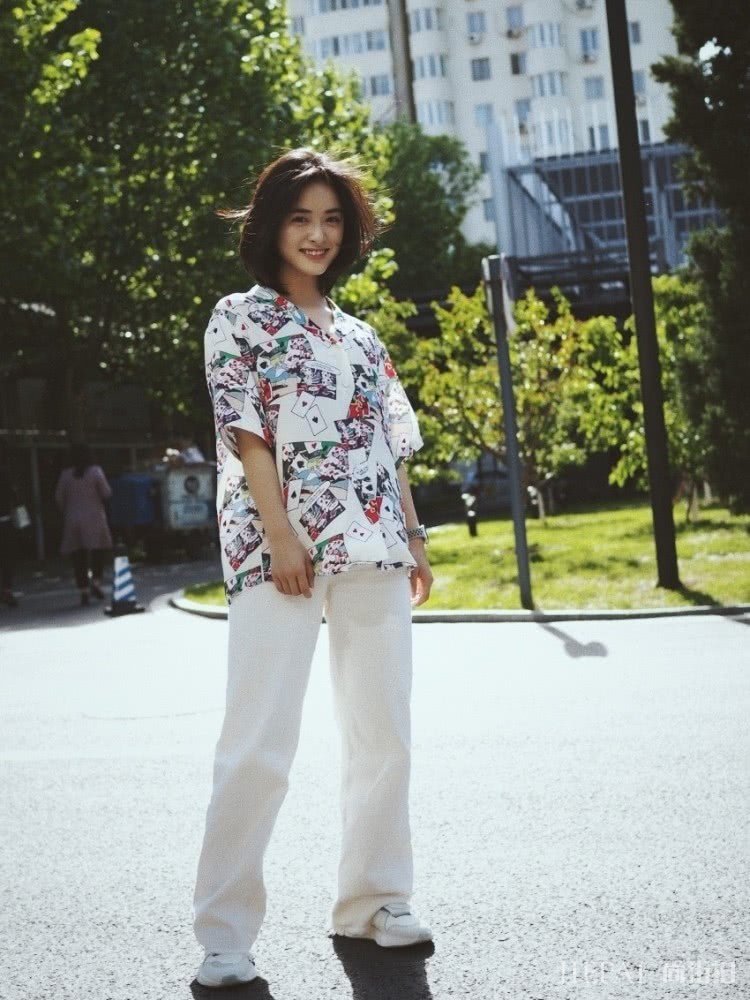 夏季T恤搭配牛仔裤显高又显瘦，明星们超爱穿