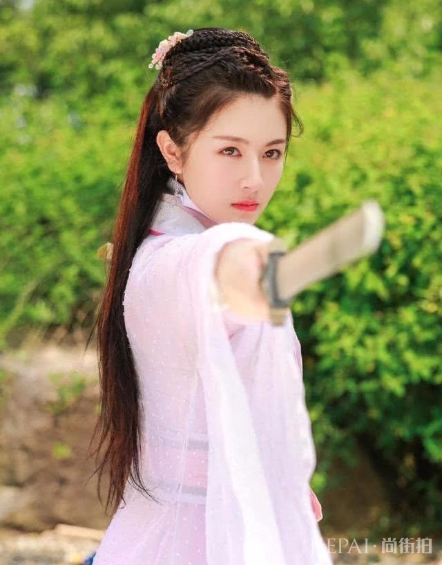 李兰迪小圆脸古装扮相,演出了大小姐的贵气感