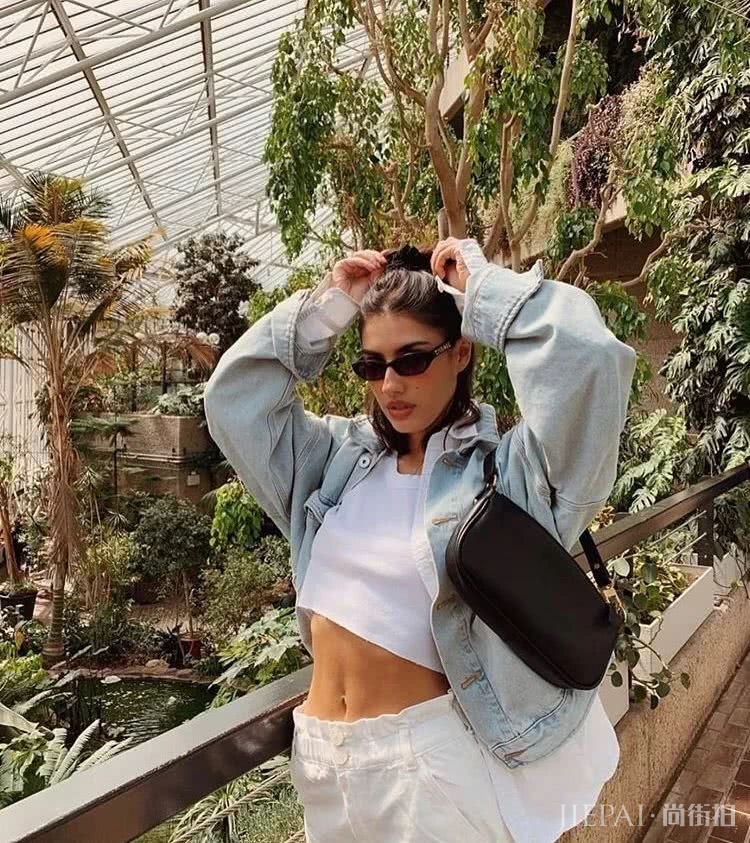 腰包2019年已经过时了，如今最火的It Bag是它！