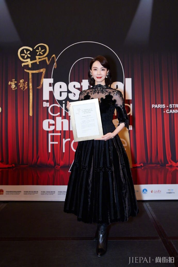 陈数晒蕾丝“黑天鹅”美照 越长越美