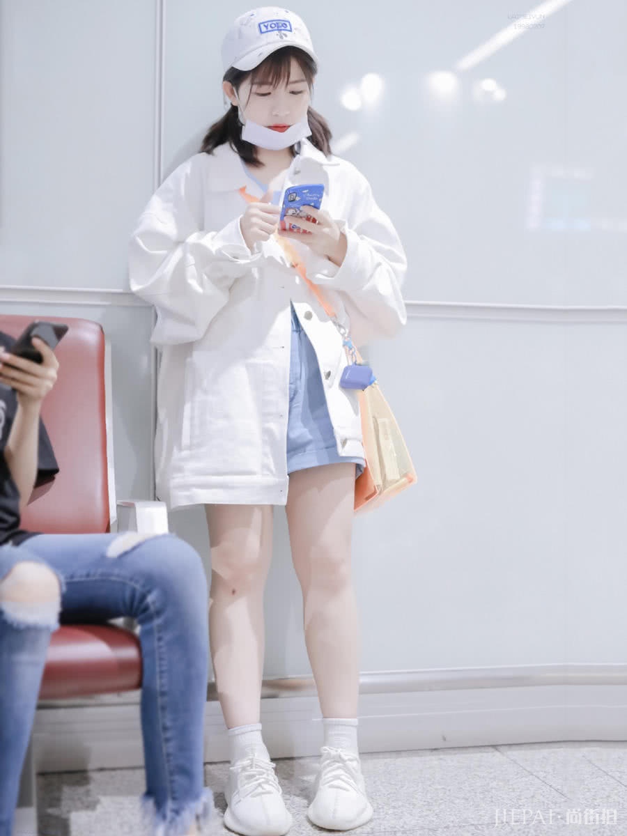 赖美云虽然只有153cm,但衣品了得,穿套装就能凹出大长腿