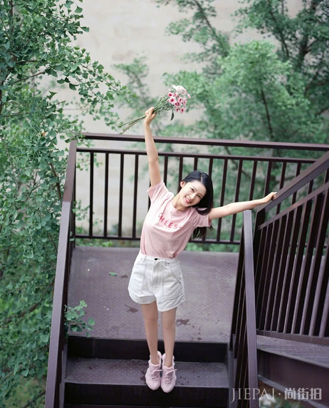 李沁晒夏季少女搭配，一件粉色短袖配白短裤，气质正好
