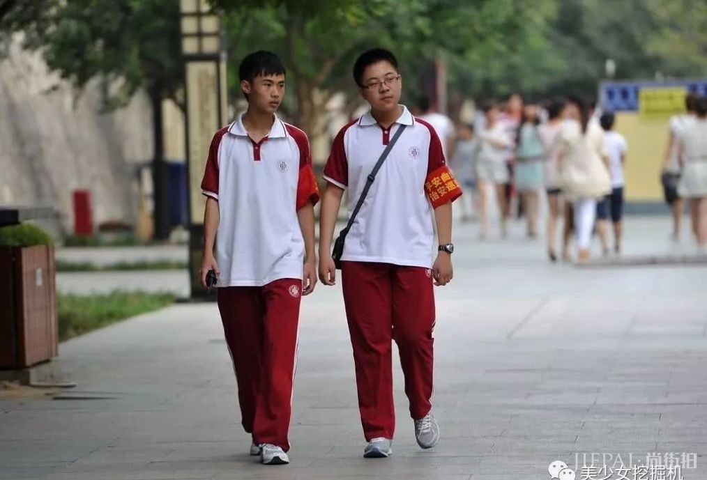 快30岁谭松韵靠丑哭的校服圈粉?百年前校服时尚又有民族特色