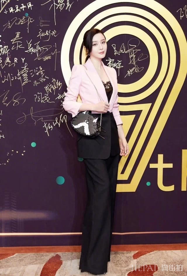 范冰冰高调解锁杂志封面！扎麻花辫留空气刘海依旧少女