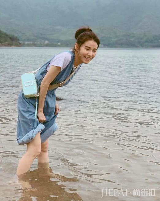 女孩子们今年夏天白T穿搭术在这,学会就能穿出新鲜感