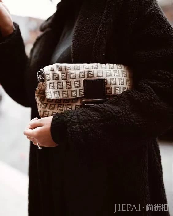 天气这么热,上街只缺一个腋下包了