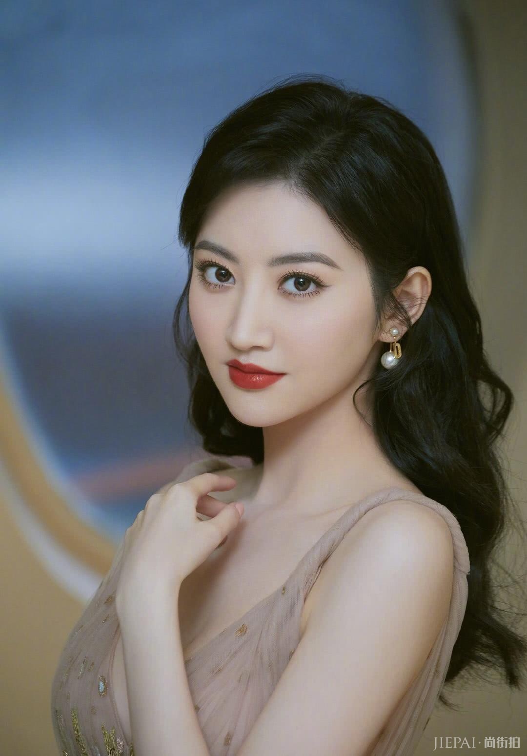 景甜与张继科分手,恋情丝毫没有影响仪态,颜值依旧身材更佳