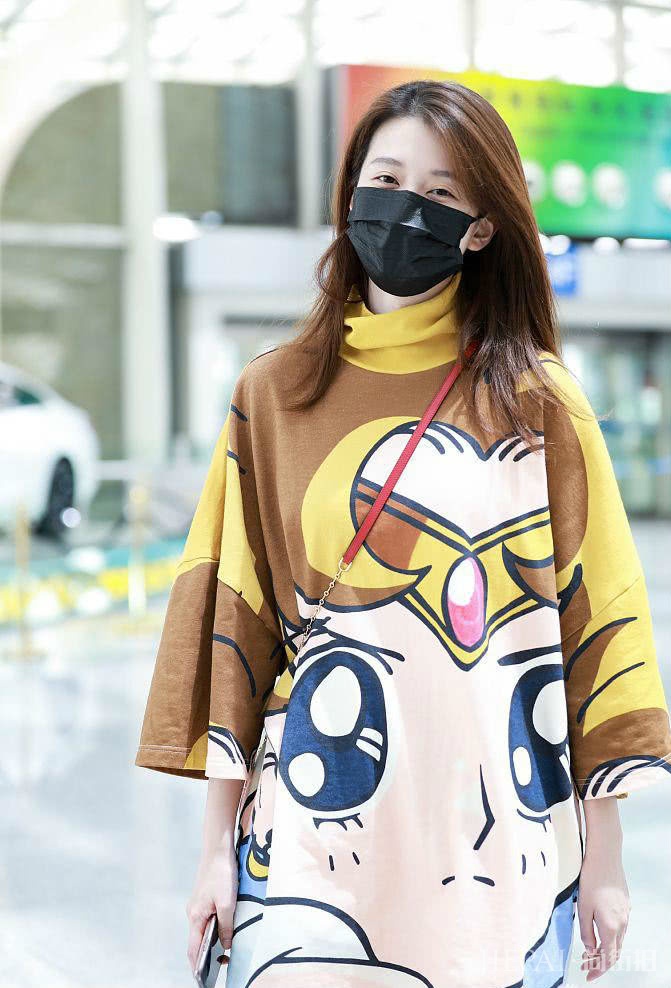 乔欣机场街拍 穿漫画T恤衫清新又有活力