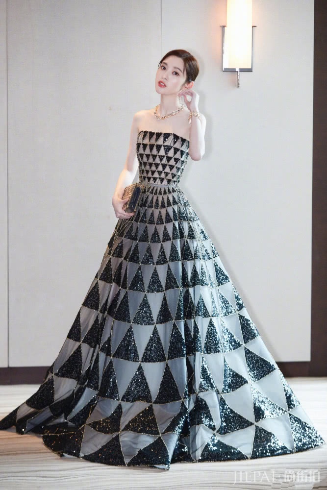 唐艺昕生活照清纯又可爱,造型真养眼