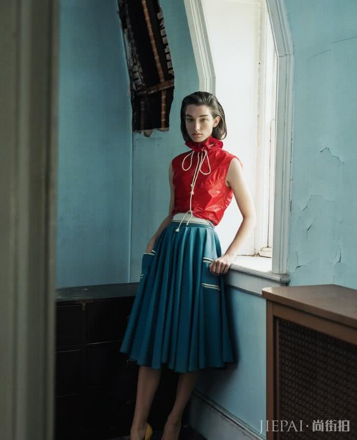 凭素颜行走时尚圈,一口气走了49场秀,广告还接到手软!