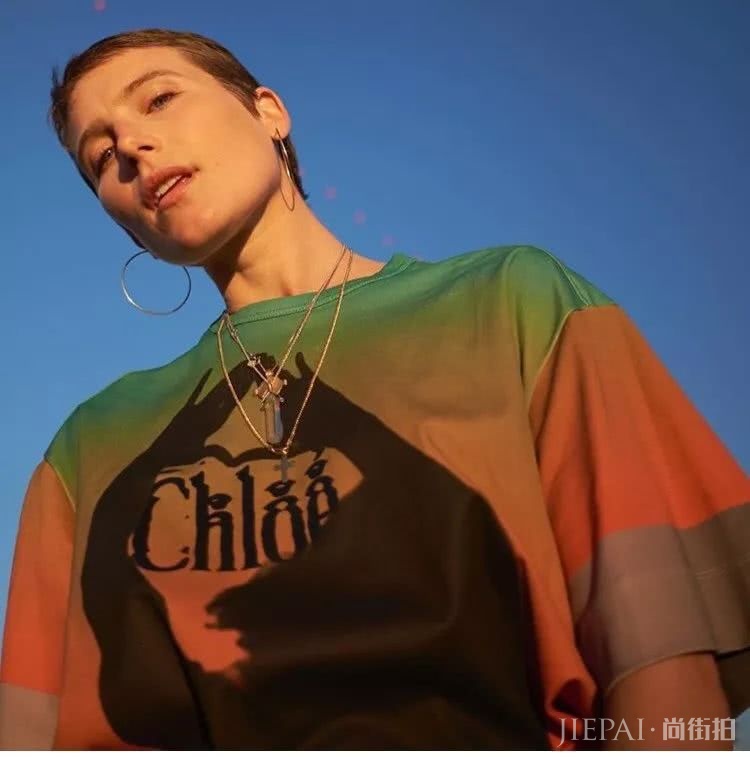 JENNIE、LISA都穿的这件内涵Tee,到底有多体面?