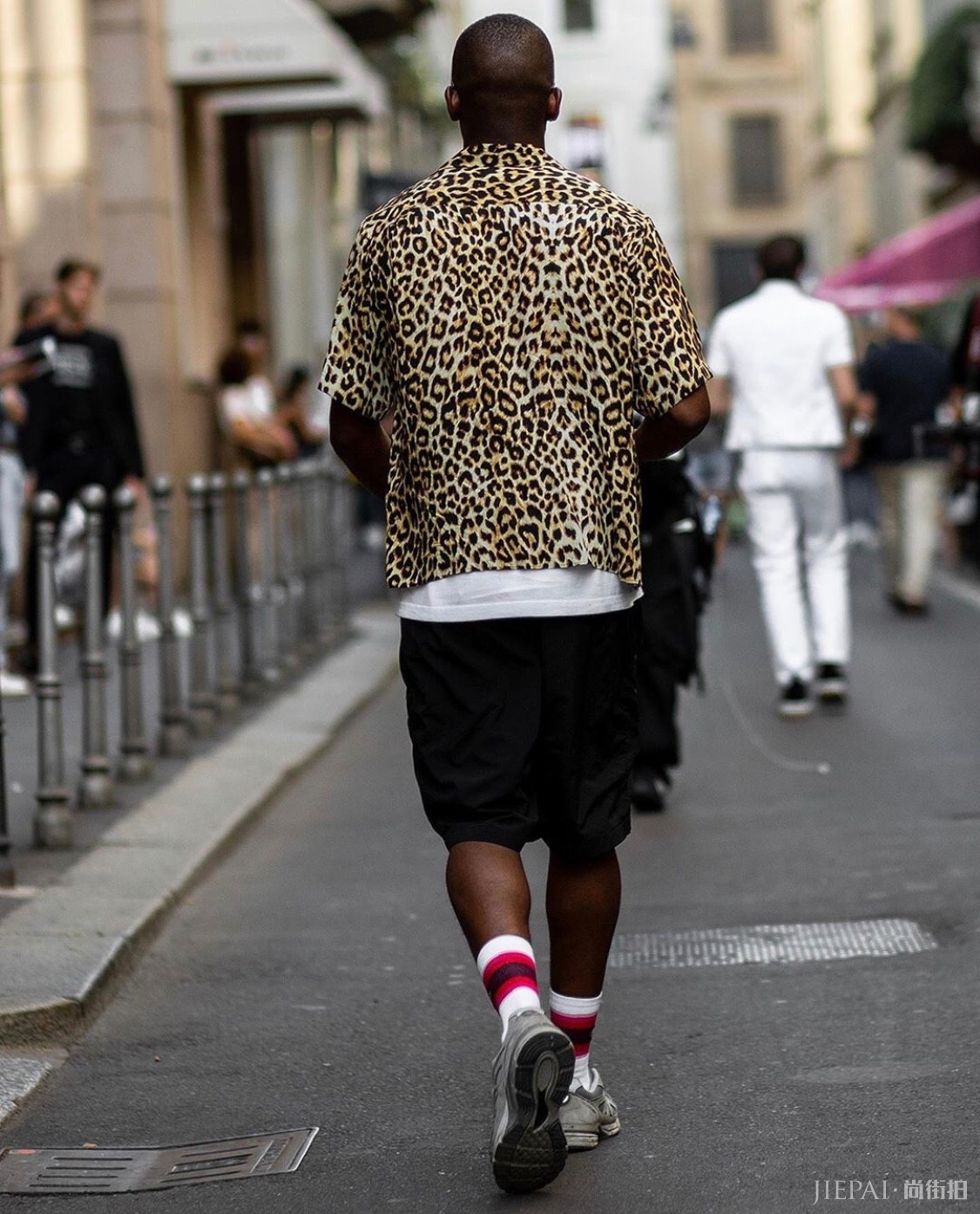 行走的教科书！米兰时装周时尚达人教你玩转街头穿搭！