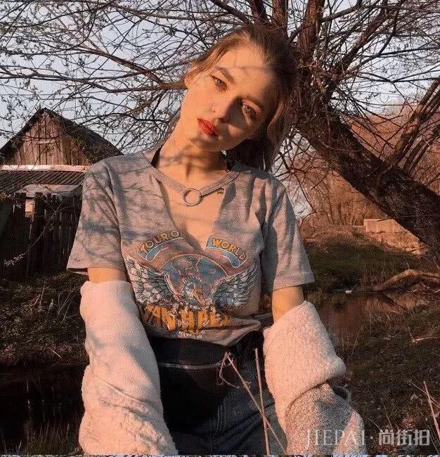 JENNIE、LISA都穿的这件内涵Tee,到底有多体面?