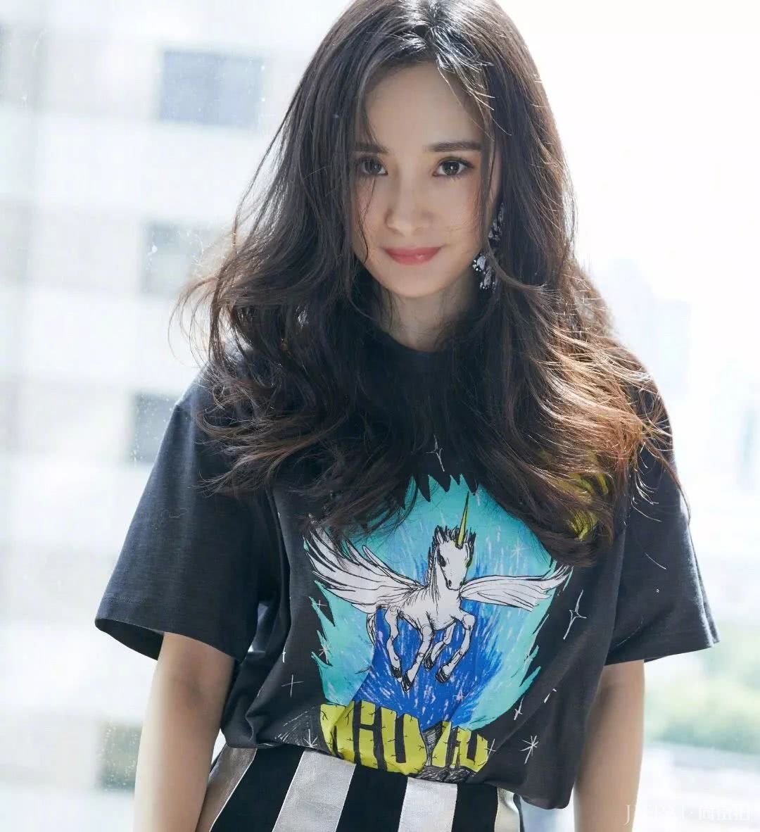 JENNIE、LISA都穿的这件内涵Tee,到底有多体面?