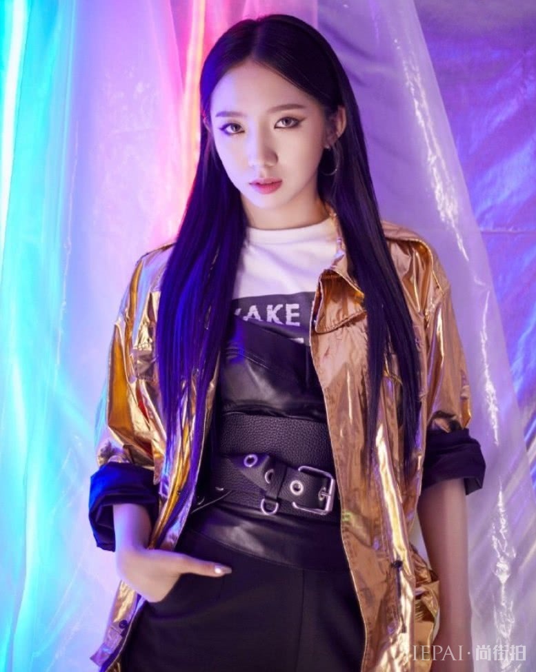 孟美岐力将半腿毒液靴穿出了堆堆袜的感觉,太少女!