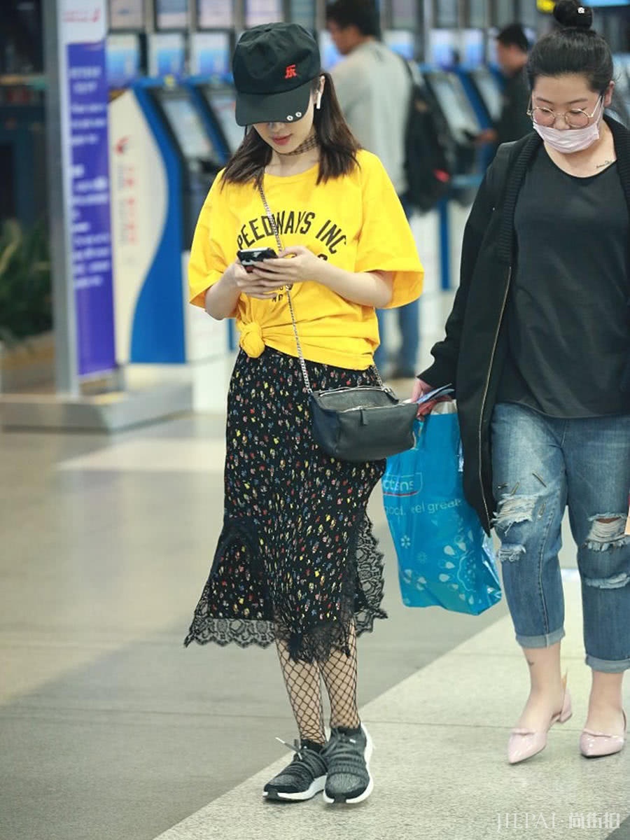 周洁琼穿“奶奶风”碎花裙秀小蛮腰，气质秒变清新