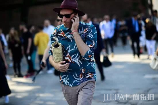 最新时尚风潮告诉你,衬衫都要穿花的