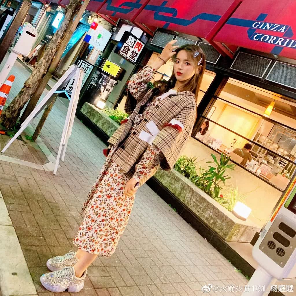 杨超越和AB同框合影完胜?黄金比例神仙颜值果然不是白来的