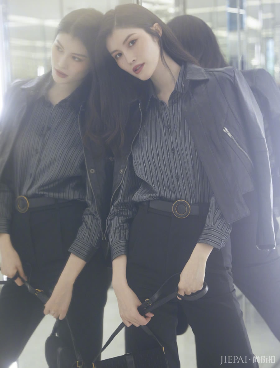 何穗穿西服套装气场强大，这样的气质绝对霸道女总裁