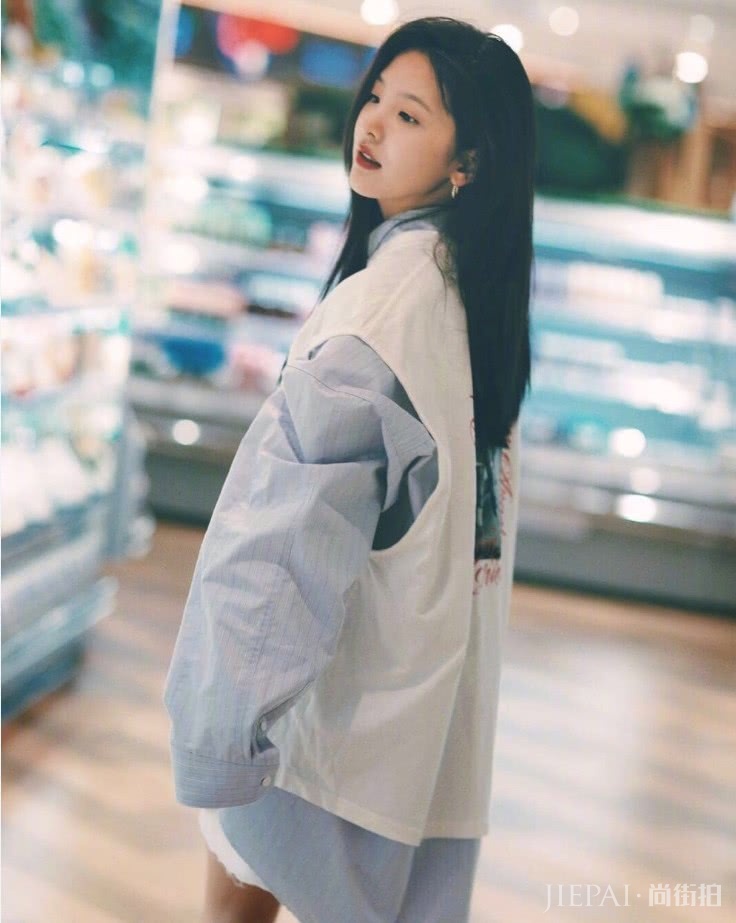 章若楠衬衫叠穿背心穿成蓬蓬裙，意外洋气