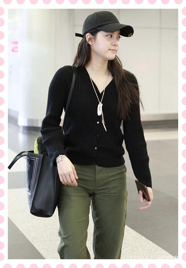 欧阳娜娜卷发配V领裙大秀女人味，转身那刻太美了