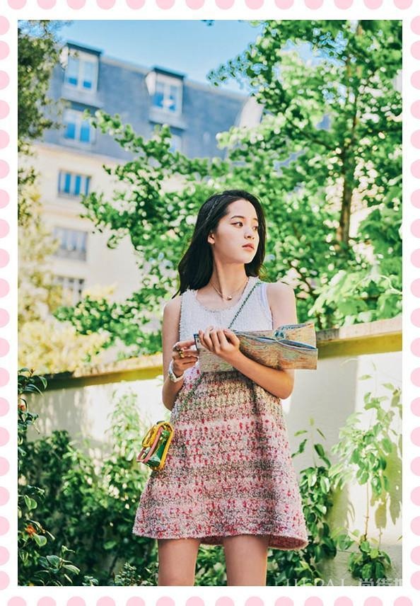 欧阳娜娜卷发配V领裙大秀女人味，转身那刻太美了