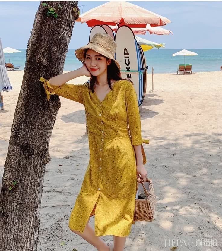 还在穿黑白灰?2019年夏天流行“果汁色”