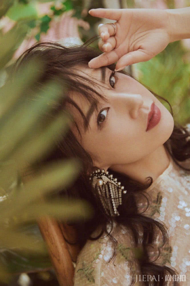 黄圣依唯美写真，女人味十足！暖色系搭配彰显魅惑格调