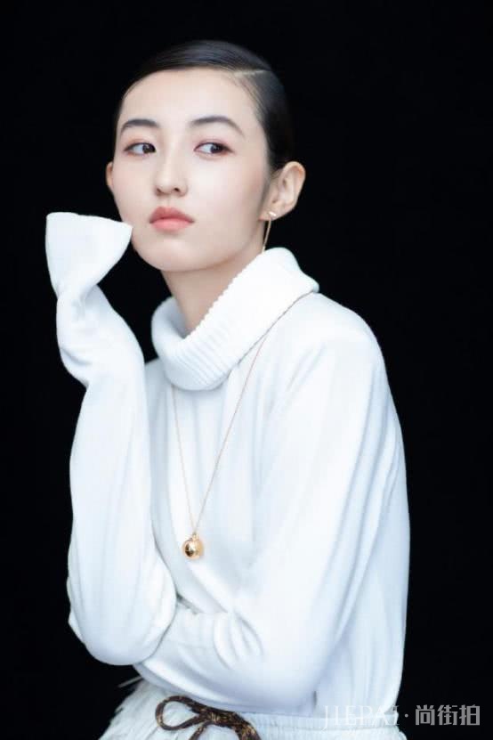 张子枫一袭纱裙亮相红毯,发型却成灾难