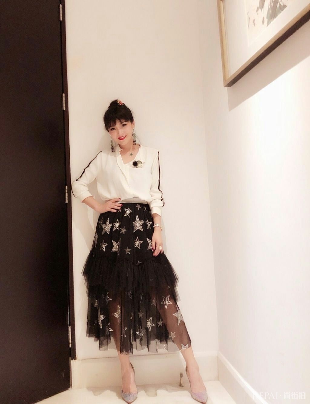 斯琴高丽晒旗袍照,身材凹凸妙曼,古典美气息浓厚?