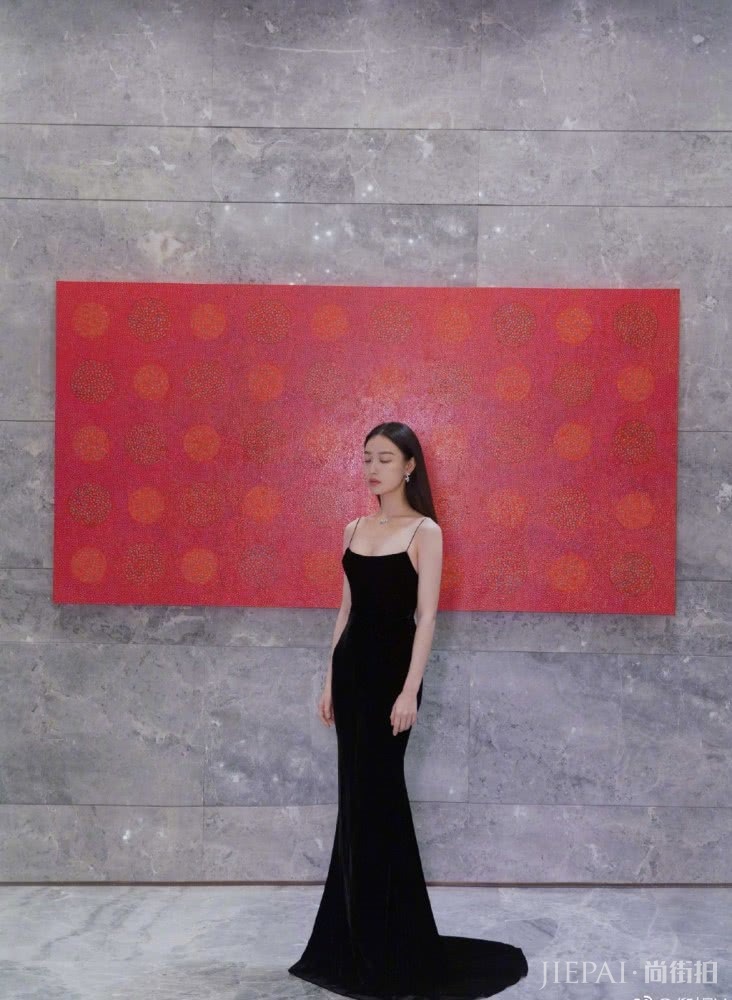 风格百变的倪妮，日常活动该居然都是这样搭配的