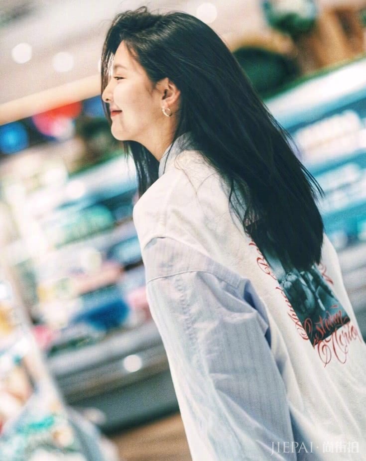 章若楠衬衫叠穿背心穿成蓬蓬裙，意外洋气