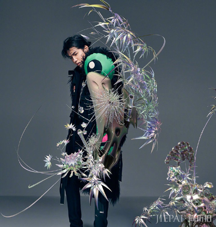 吴亦凡杂志内页写真 红色长袍搭配机械手臂极具科技感