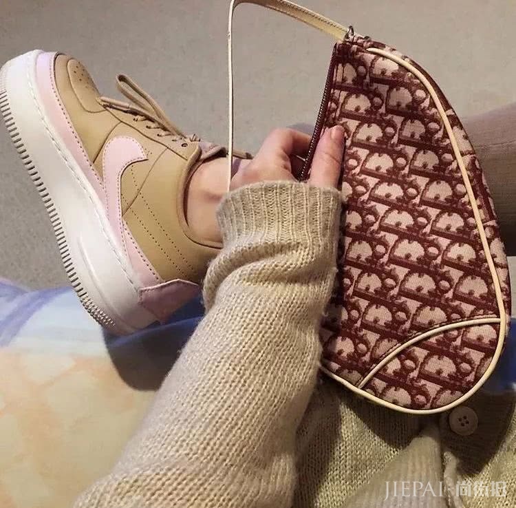 腰包2019年已经过时了，如今最火的It Bag是它！