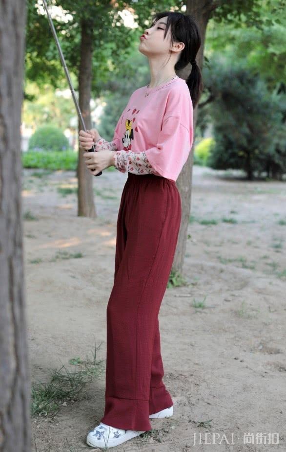 冯提莫T恤裤子都不是最新款,却穿出了小女生的感觉!