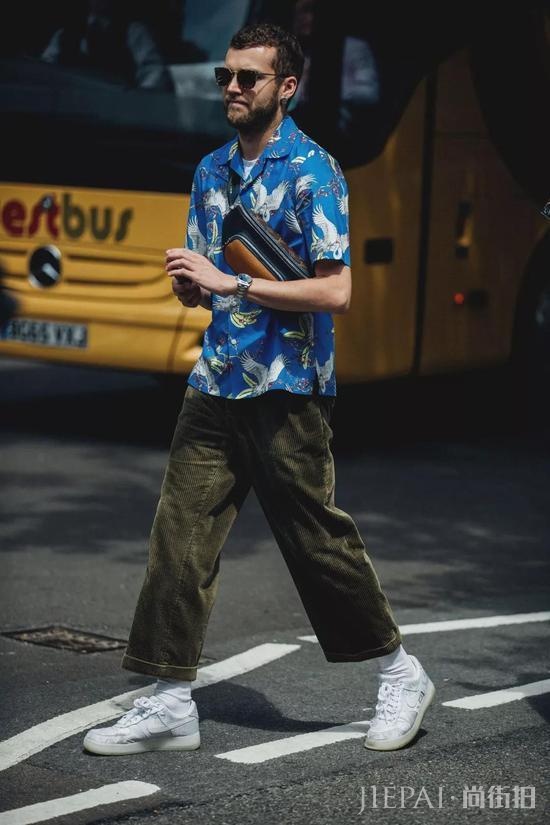 最新时尚风潮告诉你,衬衫都要穿花的