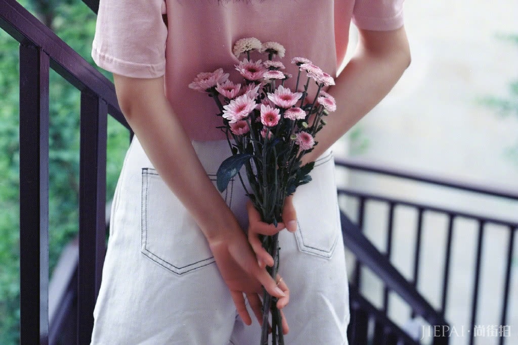 李沁晒夏季少女搭配，一件粉色短袖配白短裤，气质正好