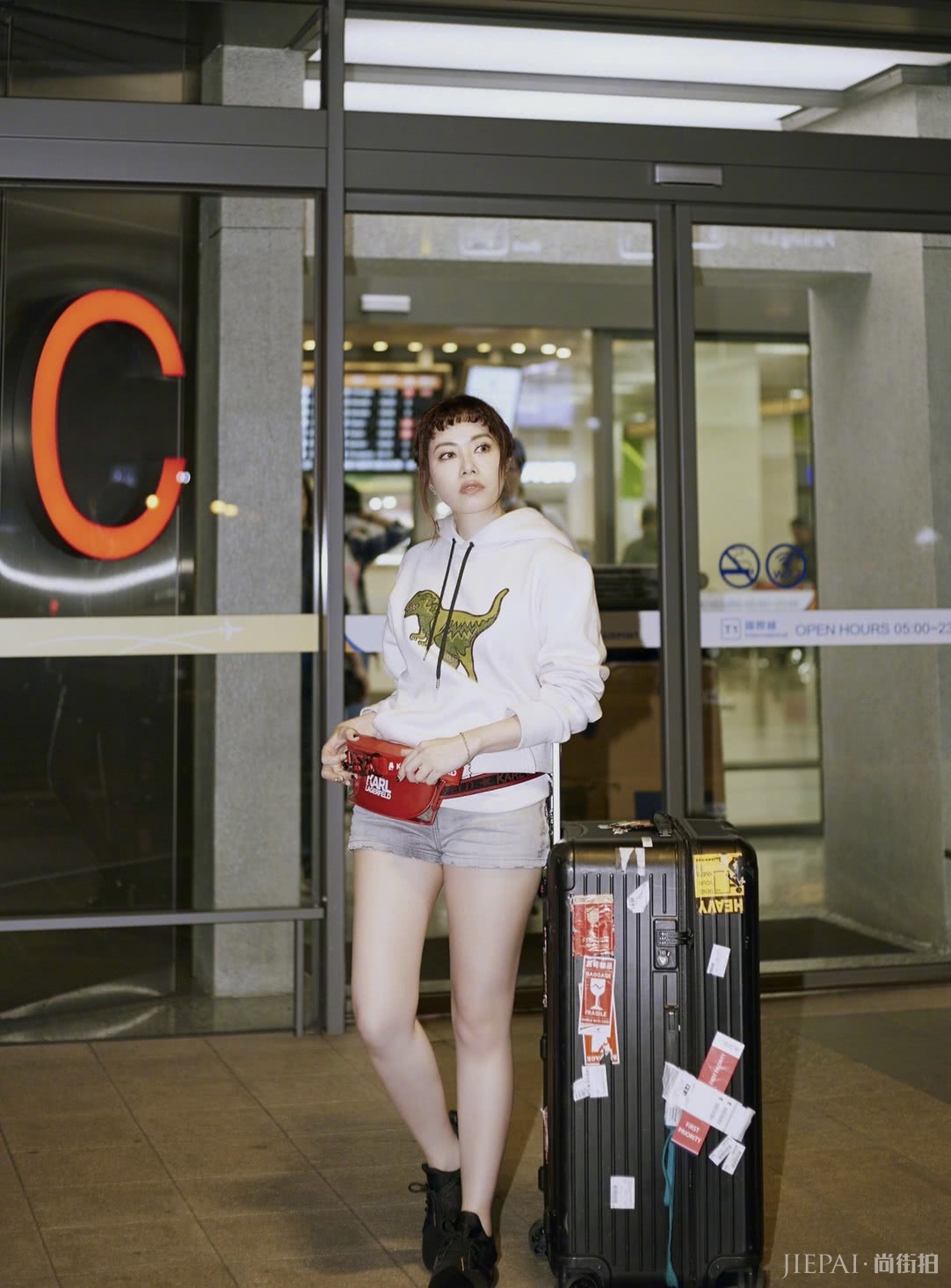 徐怀钰刘海配卫衣，新造型超年轻，看起来最多20岁