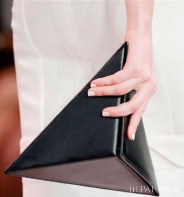 今年的流行包包居然这么怪异?鹅蛋、草筐还有塑料袋看着也让人心动