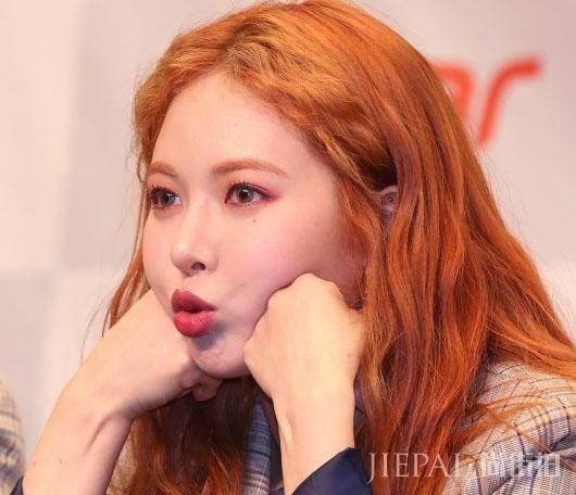 金泫雅晒庆生照开心得像孩子,与金晓钟上演花式比心被调侃像父女