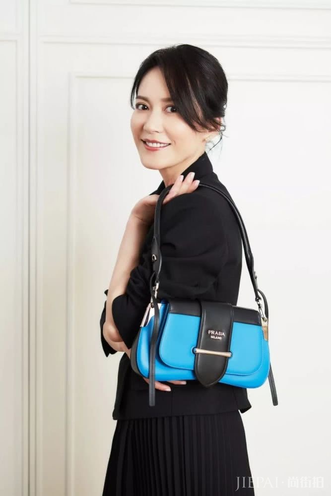 天气这么热,上街只缺一个腋下包了