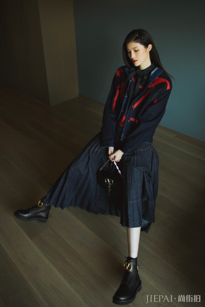何穗公主卷发搭配衬衫连衣裙,青春靓丽又有少女感