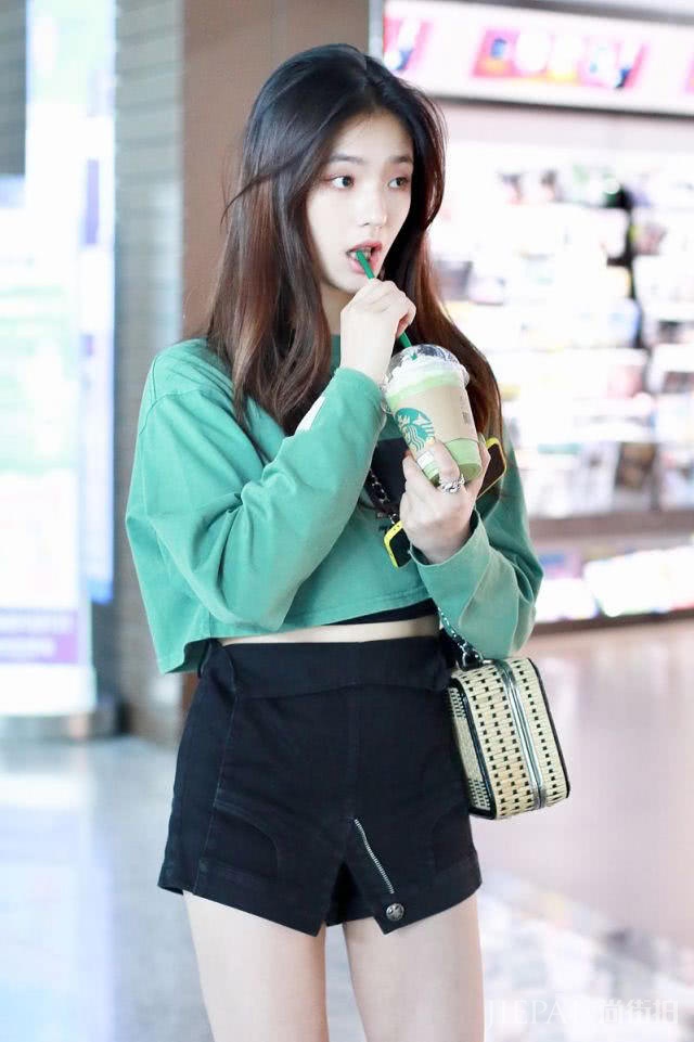 林允街拍私服拉链大开真前卫!倒置裤突然走红,个性潮流又好看