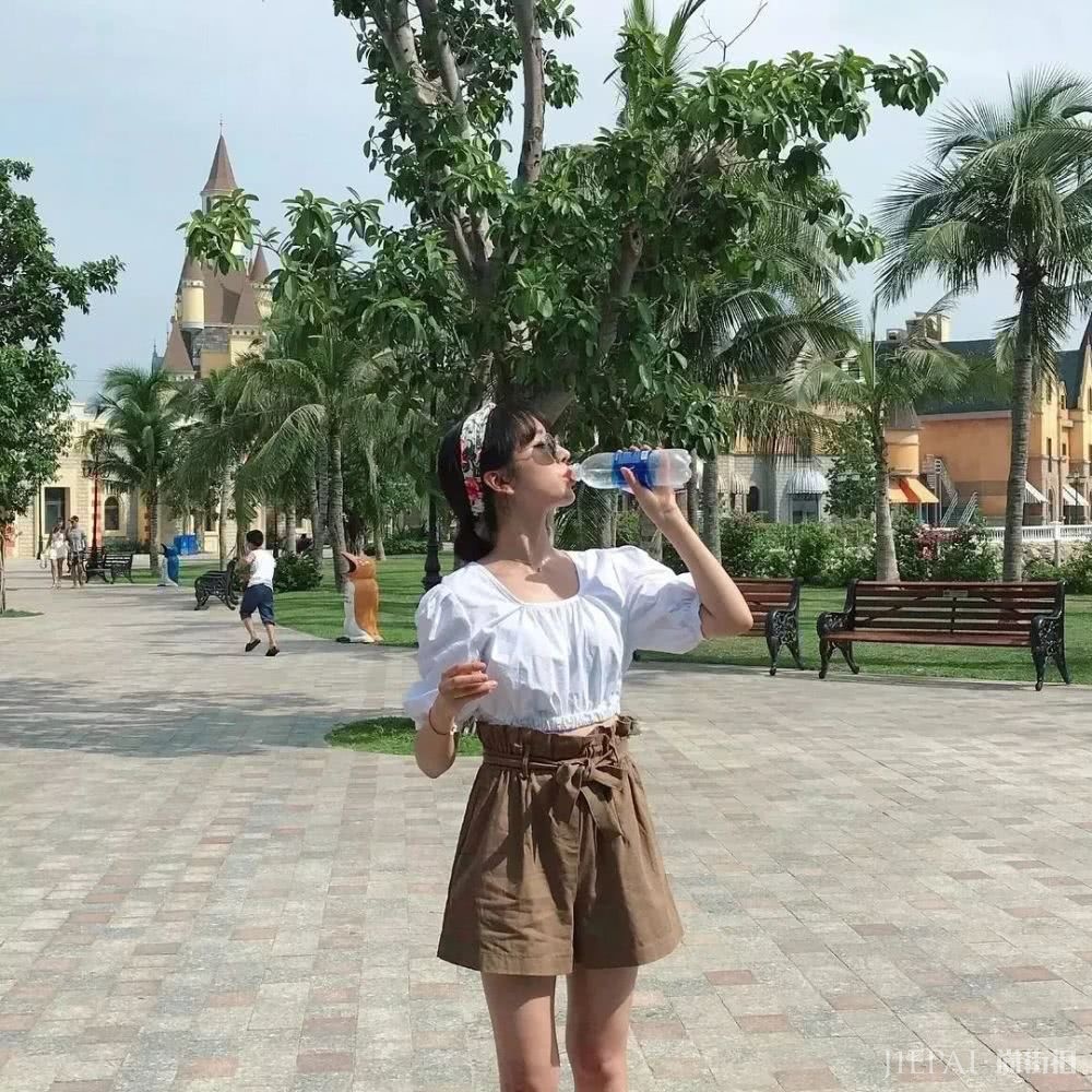 短上衣搭配高腰下装显瘦5斤显高10公分