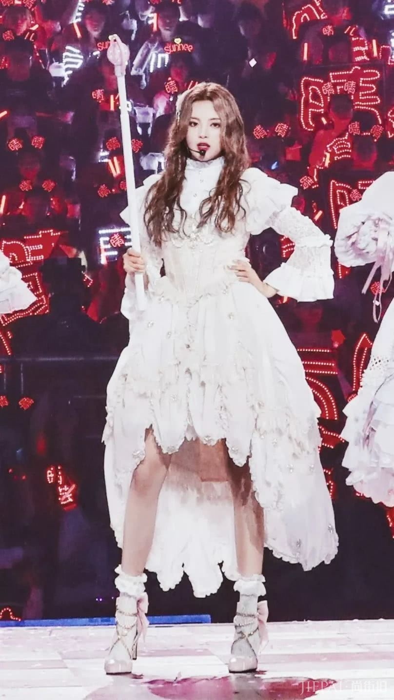 杨超越和AB同框合影完胜?黄金比例神仙颜值果然不是白来的