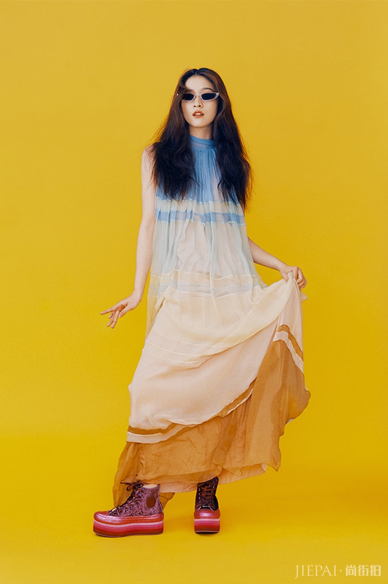 张雪迎复古时髦写真大片 尽显温婉甜美范儿