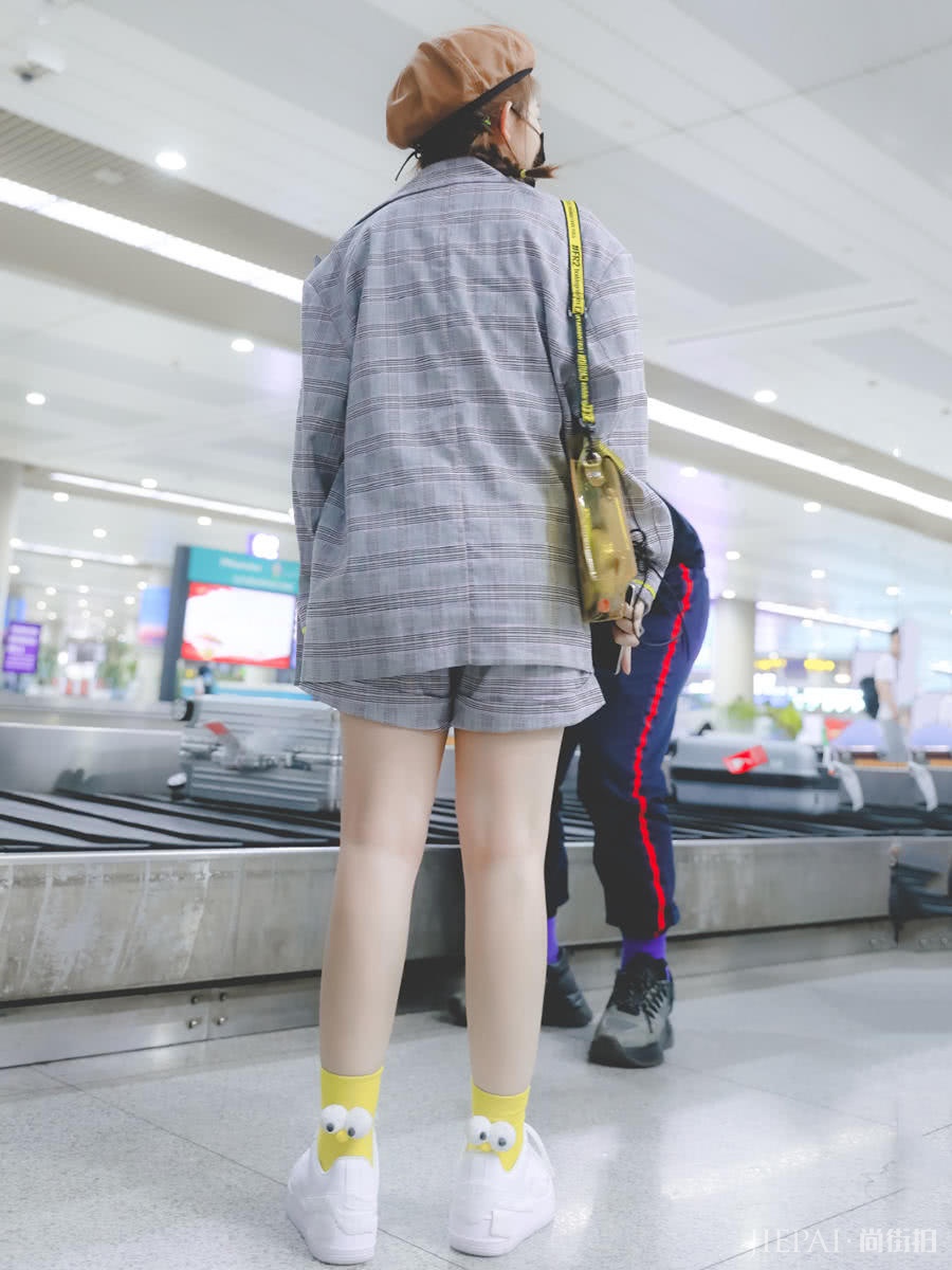 赖美云虽然只有153cm,但衣品了得,穿套装就能凹出大长腿