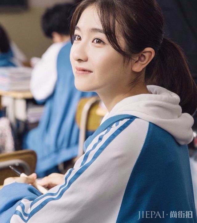 李兰迪小圆脸古装扮相,演出了大小姐的贵气感